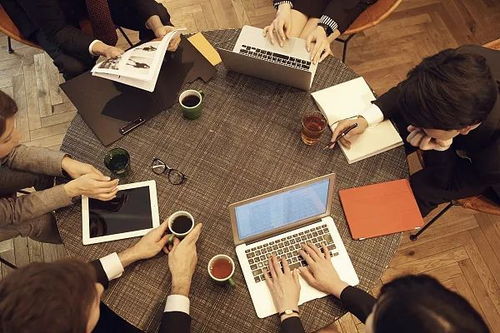 清華畢業生應聘保姆？簡歷照片竟是盜用，信息咨詢服務背后藏隱憂